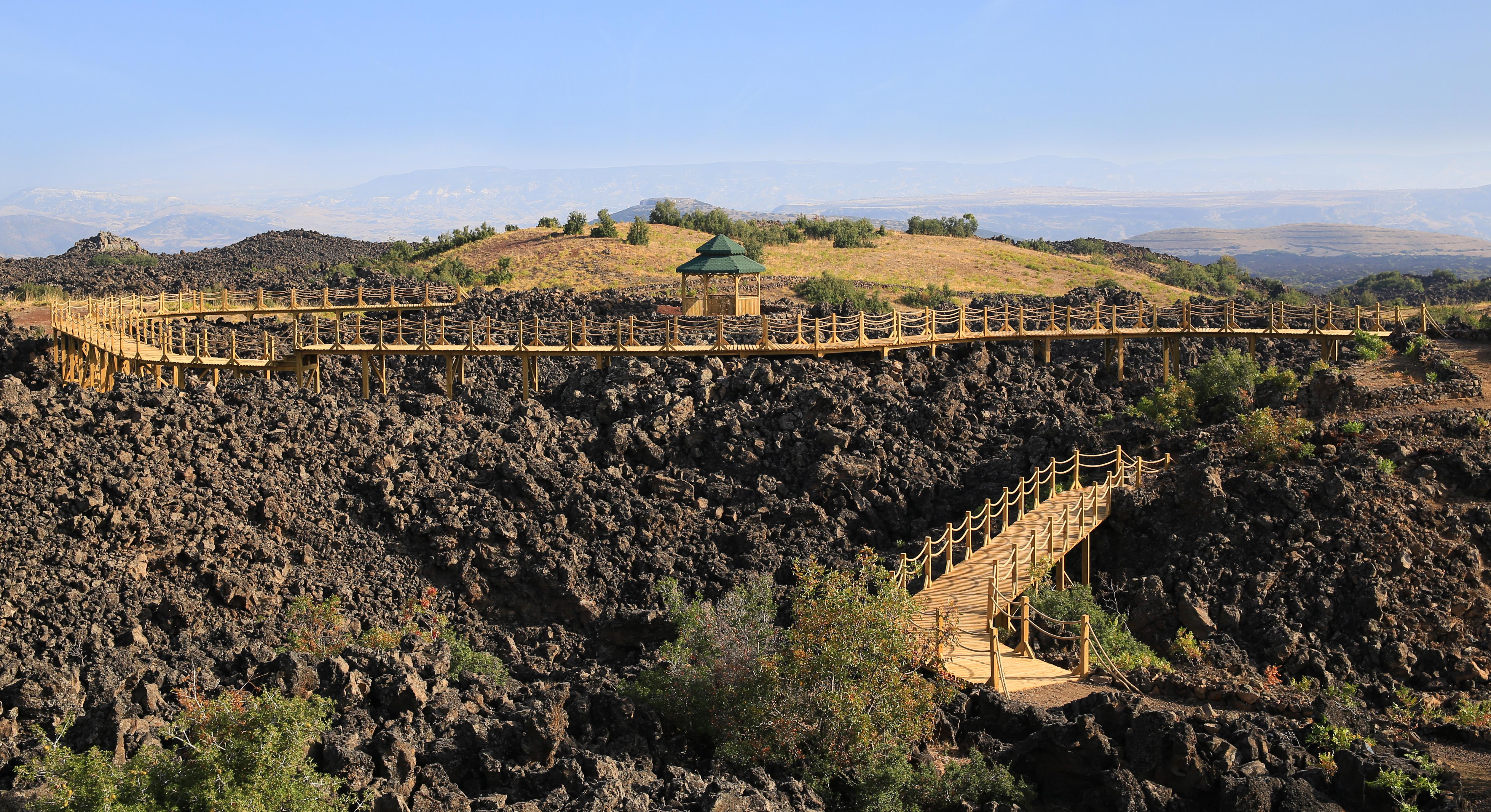 Tarihi bir Kula evinin ahşap cumbalı cephesi